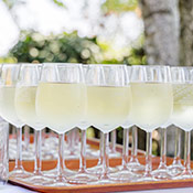 Gefüllte Gläser auf einem Tablett in den Gabrissen