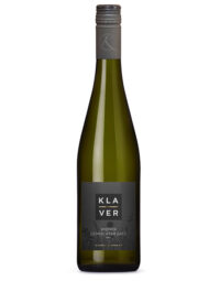 Eine Schlegelflasche Gemischter Satz vom Weingut Klager mit Blumenmuster.