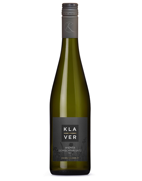Eine Schlegelflasche Gemischter Satz vom Weingut Klager mit Blumenmuster.